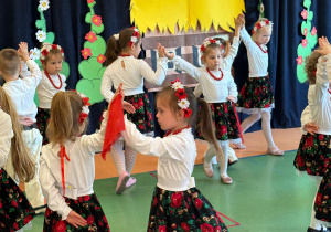 Czytanie zbliża – i to dosłownie! Biały konik świętuje Ogólnopolski Tydzień Czytania!