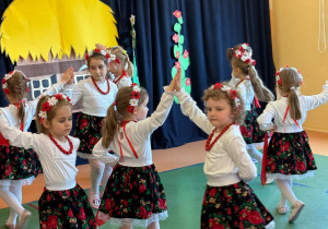 Czytanie zbliża – i to dosłownie! Biały konik świętuje Ogólnopolski Tydzień Czytania!