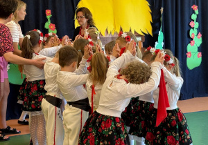 Czytanie zbliża – i to dosłownie! Biały konik świętuje Ogólnopolski Tydzień Czytania!