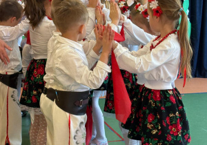 Czytanie zbliża – i to dosłownie! Biały konik świętuje Ogólnopolski Tydzień Czytania!