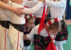 Czytanie zbliża – i to dosłownie! Biały konik świętuje Ogólnopolski Tydzień Czytania!
