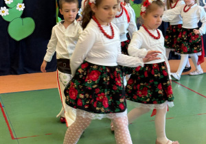 Czytanie zbliża – i to dosłownie! Biały konik świętuje Ogólnopolski Tydzień Czytania!