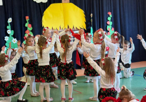 Czytanie zbliża – i to dosłownie! Biały konik świętuje Ogólnopolski Tydzień Czytania!