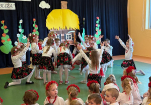 Czytanie zbliża – i to dosłownie! Biały konik świętuje Ogólnopolski Tydzień Czytania!