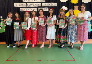 Czytanie zbliża – i to dosłownie! Biały konik świętuje Ogólnopolski Tydzień Czytania!