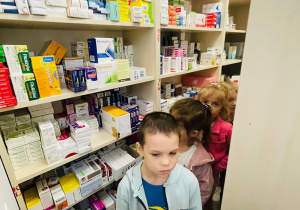 Poznajemy zawód farmaceuty - wycieczka do apteki w gr. XI