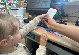 Poznajemy zawód farmaceuty - wycieczka do apteki w gr. XI