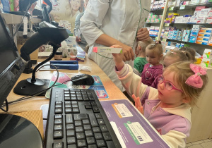 Poznajemy zawód farmaceuty - wycieczka do apteki w gr. XI
