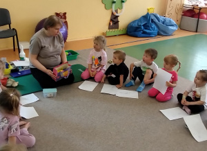 Spotkanie z fizjoterapeutą w grupie X w ramach projektu edukacyjnego " Kto nam pomoże?"