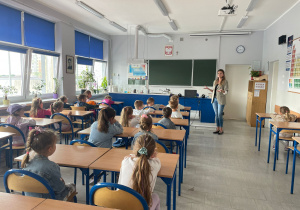 Pełne energii i ciekawości przedszkolaki z Białego konika w III LO w Koninie!
