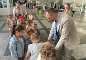 Pełne energii i ciekawości przedszkolaki z Białego konika w III LO w Koninie!