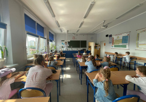 Pełne energii i ciekawości przedszkolaki z Białego konika w III LO w Koninie!