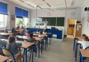 Pełne energii i ciekawości przedszkolaki z Białego konika w III LO w Koninie!