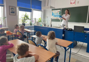 Pełne energii i ciekawości przedszkolaki z Białego konika w III LO w Koninie!