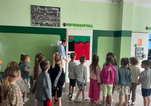 Pełne energii i ciekawości przedszkolaki z Białego konika w III LO w Koninie!