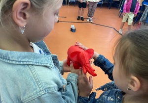 Pełne energii i ciekawości przedszkolaki z Białego konika w III LO w Koninie!