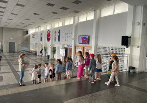 Pełne energii i ciekawości przedszkolaki z Białego konika w III LO w Koninie!