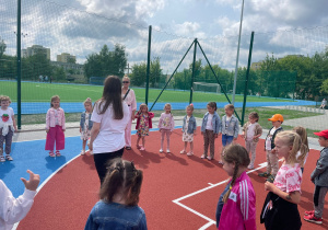 Pełne energii i ciekawości przedszkolaki z Białego konika w III LO w Koninie!