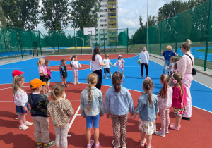 Pełne energii i ciekawości przedszkolaki z Białego konika w III LO w Koninie!