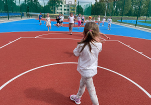 Pełne energii i ciekawości przedszkolaki z Białego konika w III LO w Koninie!