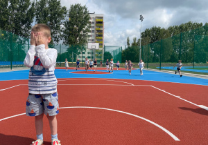 Pełne energii i ciekawości przedszkolaki z Białego konika w III LO w Koninie!