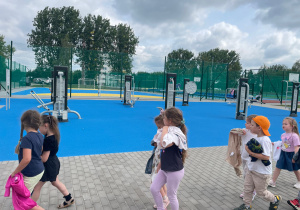 Pełne energii i ciekawości przedszkolaki z Białego konika w III LO w Koninie!