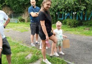 „Bo z rodziną fajnie jest…” – integrująca wycieczka do ŻArtowni w grupie XII
