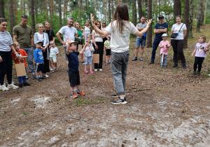 „Bo z rodziną fajnie jest…” – integrująca wycieczka do ŻArtowni w grupie XII