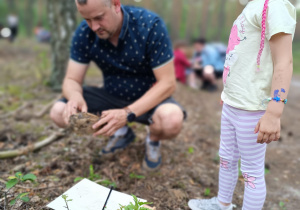 „Bo z rodziną fajnie jest…” – integrująca wycieczka do ŻArtowni w grupie XII