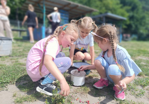 „Bo z rodziną fajnie jest…” – integrująca wycieczka do ŻArtowni w grupie XII