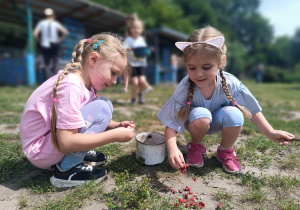 „Bo z rodziną fajnie jest…” – integrująca wycieczka do ŻArtowni w grupie XII