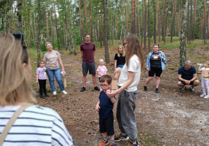 „Bo z rodziną fajnie jest…” – integrująca wycieczka do ŻArtowni w grupie XII