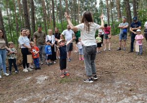 „Bo z rodziną fajnie jest…” – integrująca wycieczka do ŻArtowni w grupie XII