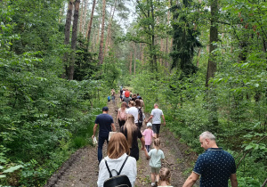 „Bo z rodziną fajnie jest…” – integrująca wycieczka do ŻArtowni w grupie XII