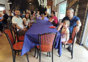 „Bo z rodziną fajnie jest…” – integrująca wycieczka do ŻArtowni w grupie XII