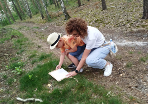 „Bo z rodziną fajnie jest…” – integrująca wycieczka do ŻArtowni w grupie XII