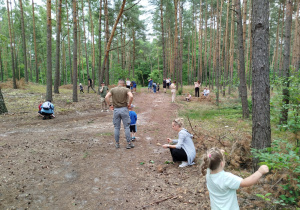„Bo z rodziną fajnie jest…” – integrująca wycieczka do ŻArtowni w grupie XII