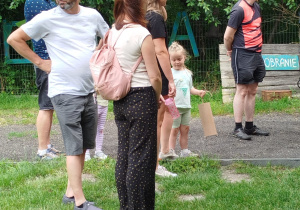 „Bo z rodziną fajnie jest…” – integrująca wycieczka do ŻArtowni w grupie XII