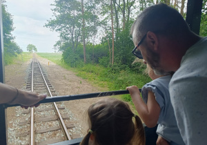 „Bo z rodziną fajnie jest…” – integrująca wycieczka do ŻArtowni w grupie XII