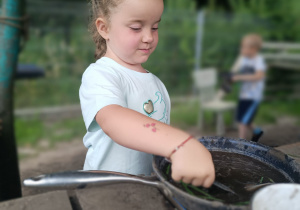 „Bo z rodziną fajnie jest…” – integrująca wycieczka do ŻArtowni w grupie XII