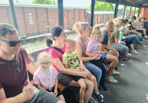 „Bo z rodziną fajnie jest…” – integrująca wycieczka do ŻArtowni w grupie XII