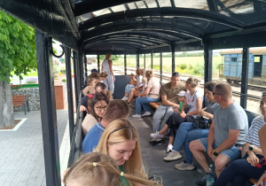 „Bo z rodziną fajnie jest…” – integrująca wycieczka do ŻArtowni w grupie XII