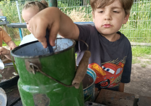 „Bo z rodziną fajnie jest…” – integrująca wycieczka do ŻArtowni w grupie XII