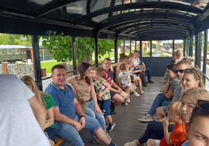 „Bo z rodziną fajnie jest…” – integrująca wycieczka do ŻArtowni w grupie XII