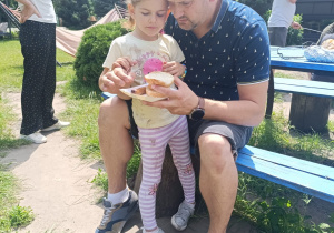 „Bo z rodziną fajnie jest…” – integrująca wycieczka do ŻArtowni w grupie XII