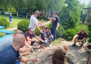 „Bo z rodziną fajnie jest…” – integrująca wycieczka do ŻArtowni w grupie XII