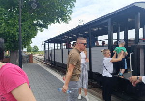 „Bo z rodziną fajnie jest…” – integrująca wycieczka do ŻArtowni w grupie XII