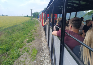 „Bo z rodziną fajnie jest…” – integrująca wycieczka do ŻArtowni w grupie XII