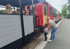 „Bo z rodziną fajnie jest…” – integrująca wycieczka do ŻArtowni w grupie XII