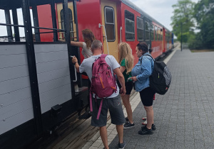 „Bo z rodziną fajnie jest…” – integrująca wycieczka do ŻArtowni w grupie XII
